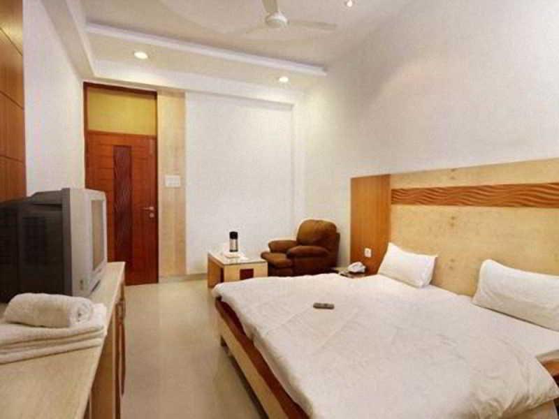 Hotel Mandakini Palace Kanpur Extérieur photo